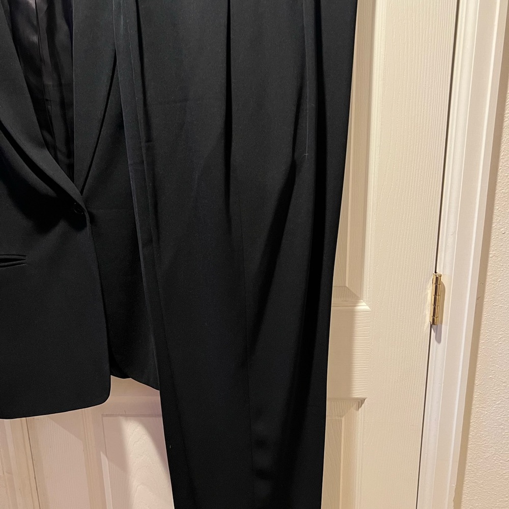 Beautiful Classic Women’s Lauren by Ralph Lauren Suit - Picture 6 of 8